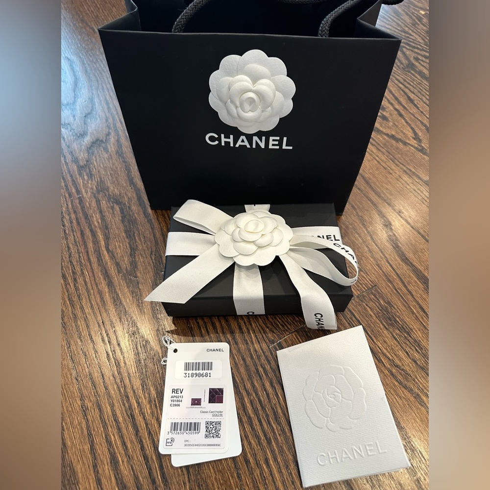 BNIB Chanel black caviar card holder with GHW (gold hardware) - Picture 2 of 10
